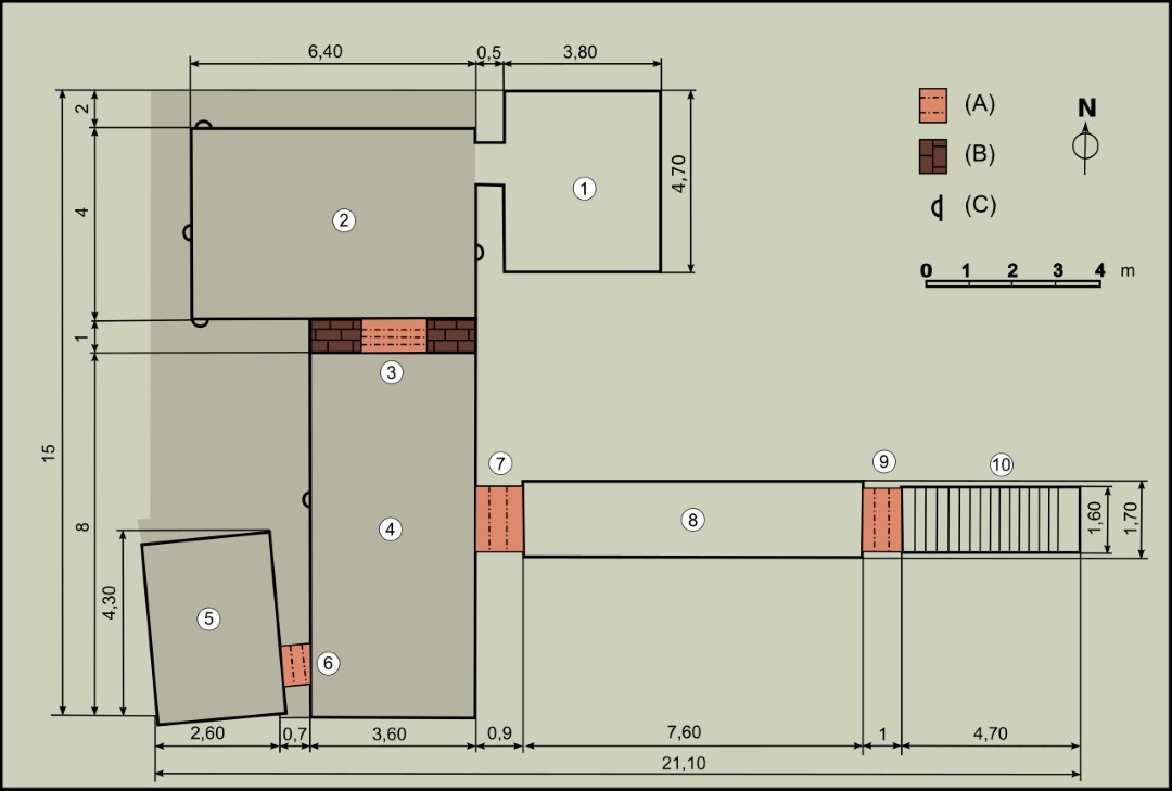 Plano de la tumba. Leyenda: (1) Cámara del tesoro, (2) Cámara mortuoria, (3) Tercera puerta de acceso, (4) Antecámara, (5) Anexo, (6) Cuarta puerta de acceso, (7) Segunda puerta de acceso, (8) Pasillo, corredor, (9) Primera puerta de acceso, (10) Escalera, (A) Pared de yeso, (B) Pared maciza, (C) Nicho.