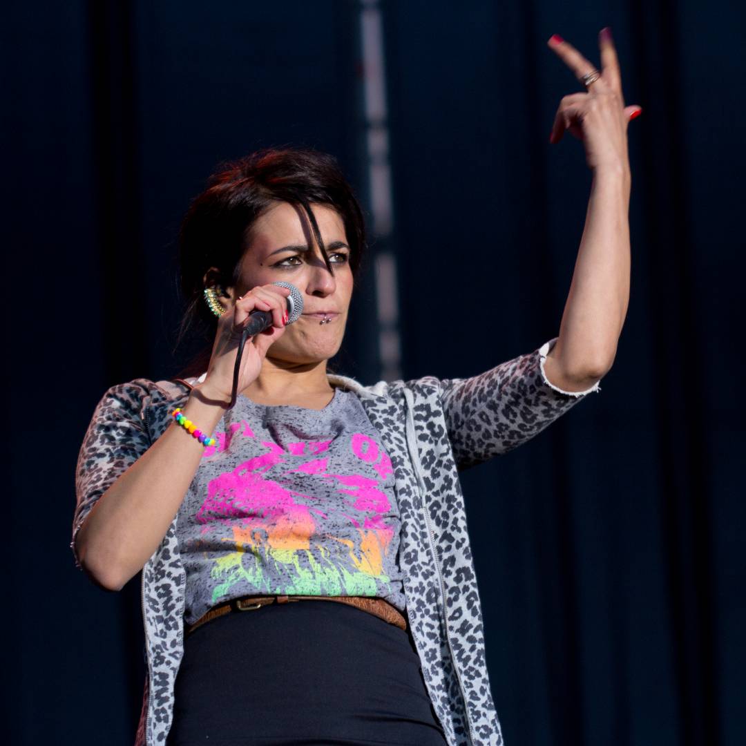 Bebe revive “Pafuera telarañas” en INSOLITO