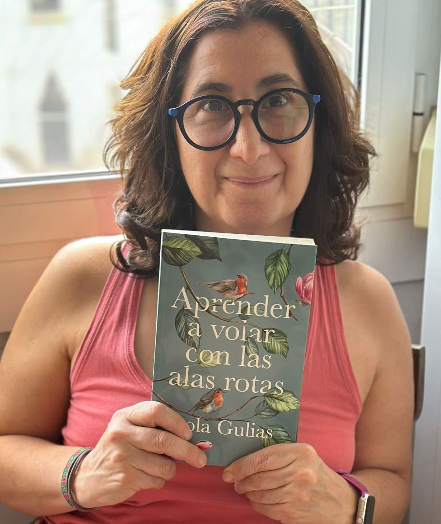 La autora Lola Guilas muestra su libro
