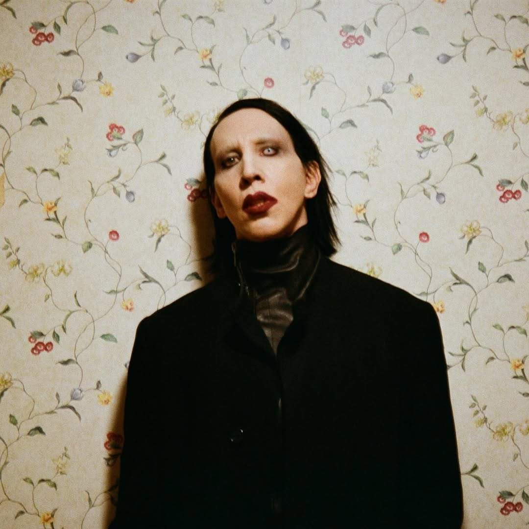 Imagen de Marilyn Manson, fondo papel pintado con flores.