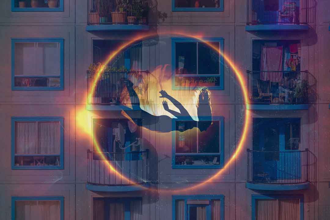 Mujer cae al vacio al fondo se ve un bloque de pisos