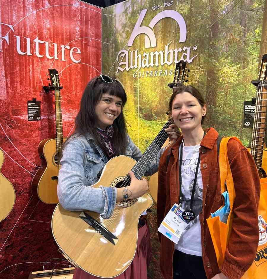 Clientes en el stand de Alhambra Guitarras