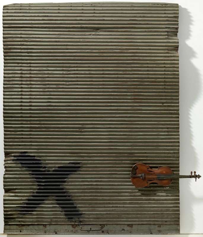 Tapies Puerta Metálica y Violín
