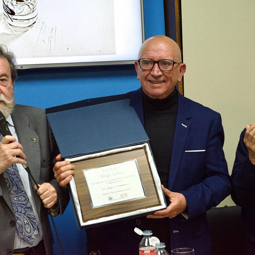 Diego Canca recibe un reconocimiento, junto a Astudillo y Colomo