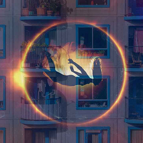 Mujer cae al vacio al fondo se ve un bloque de pisos