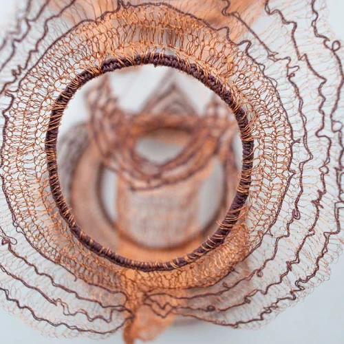 Cristina Flores Pescorán, Bailes con el sol y la luna (detalle), tejido con hilo de cobre y algodón nativo, 106 x 38 x 24 cm, 2026 (Arte Migrante)