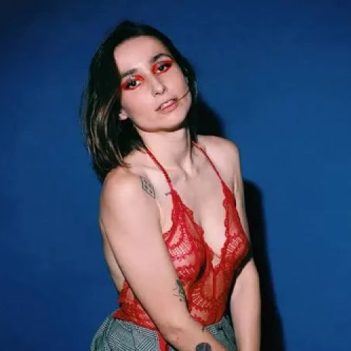 Imagen de la cantante Zahara presentando Lenta Ternura