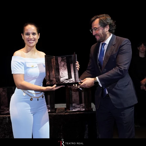 Sara Blanch, soprano, y Borja Ezcurra, director adjunto del Teatro Real. Foto © Javier del Real | Teatro Real