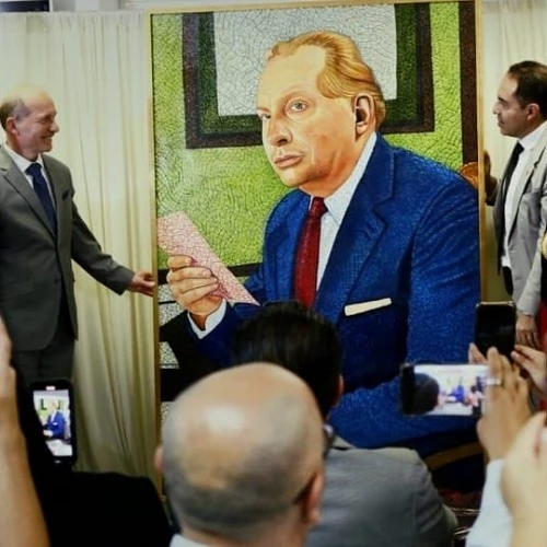 Inaguración del cuadro de L. Ron Hubbard, sala llena de gente y con telefonos moviles