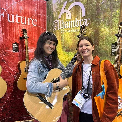 Clientes en el stand de Alhambra Guitarras