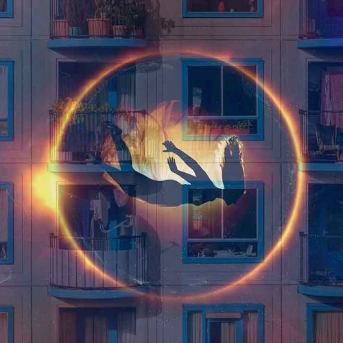 Mujer cae al vacio al fondo se ve un bloque de pisos