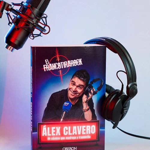 Libro de Alex Cubero, un microfono y unos cascos.