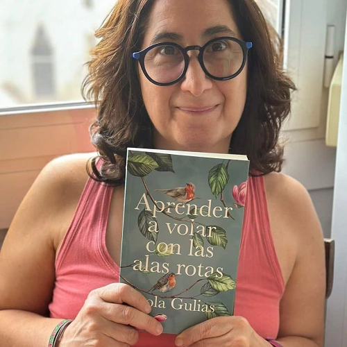 La autora Lola Guilas muestra su libro