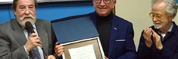 Diego Canca recibe un reconocimiento, junto a Astudillo y Colomo